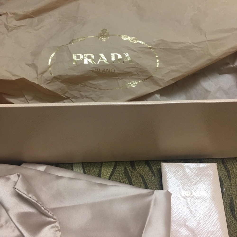Authentic Prada Court Shoes/Pumps in black - Picture 6 of 11